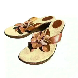 Børn b.o.c Womens Size 8 Wedge Sandals Leather Brown Flower Shoes Thong Preowned